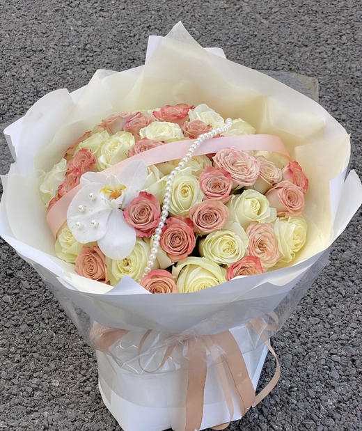 【温柔美好的爱情】C款，18朵卡布奇诺复古玫瑰➕18朵精品白玫瑰➕1朵蝴蝶兰，高档大气花束 商品图0