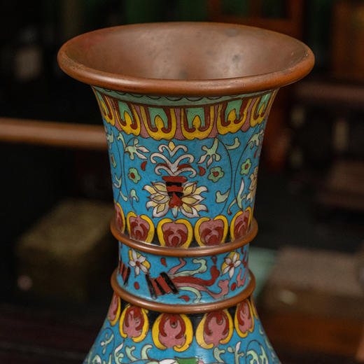 清 铜胎掐丝珐琅缠枝花卉纹玉壶春赏瓶（红木座） 商品图1
