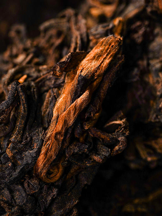 鼎级奢品【二十年陈老班章】2003年春茶市面罕见年份班章茶；喝了这款老茶再喝其他茶，怎么喝都不对味了。 净含量：150克 锡罐木箱装 商品图2