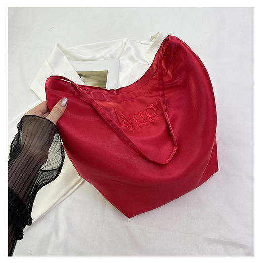 韩国新款丝光双面托特包女2024小众设计单肩包ins休闲通勤水桶包HLY 商品图7