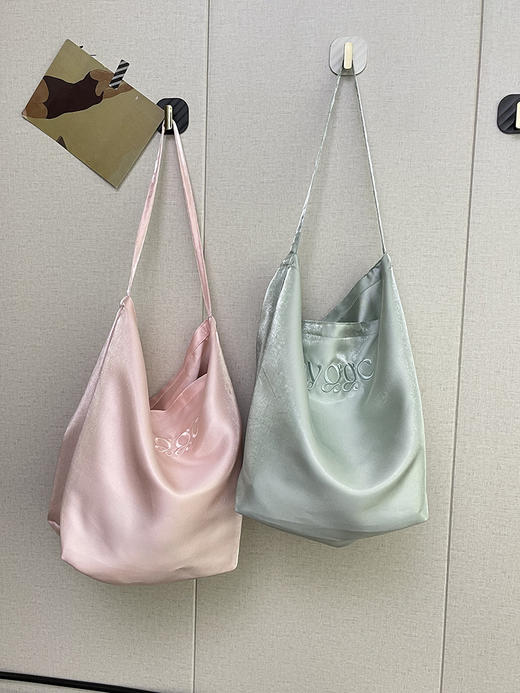 韩国新款丝光双面托特包女2024小众设计单肩包ins休闲通勤水桶包HLY 商品图2