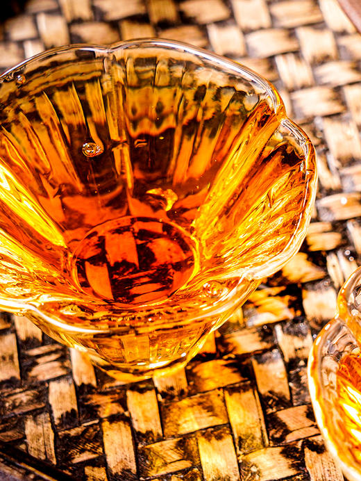 鼎级奢品【二十年陈老班章】2003年春茶市面罕见年份班章茶；喝了这款老茶再喝其他茶，怎么喝都不对味了。 净含量：150克 锡罐木箱装 商品图9