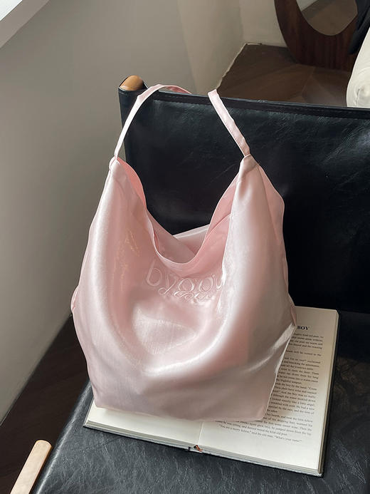 韩国新款丝光双面托特包女2024小众设计单肩包ins休闲通勤水桶包HLY 商品图0