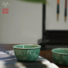 龙泉问鼎梅子青刻绘自在杯（蝴蝶）（缺货）