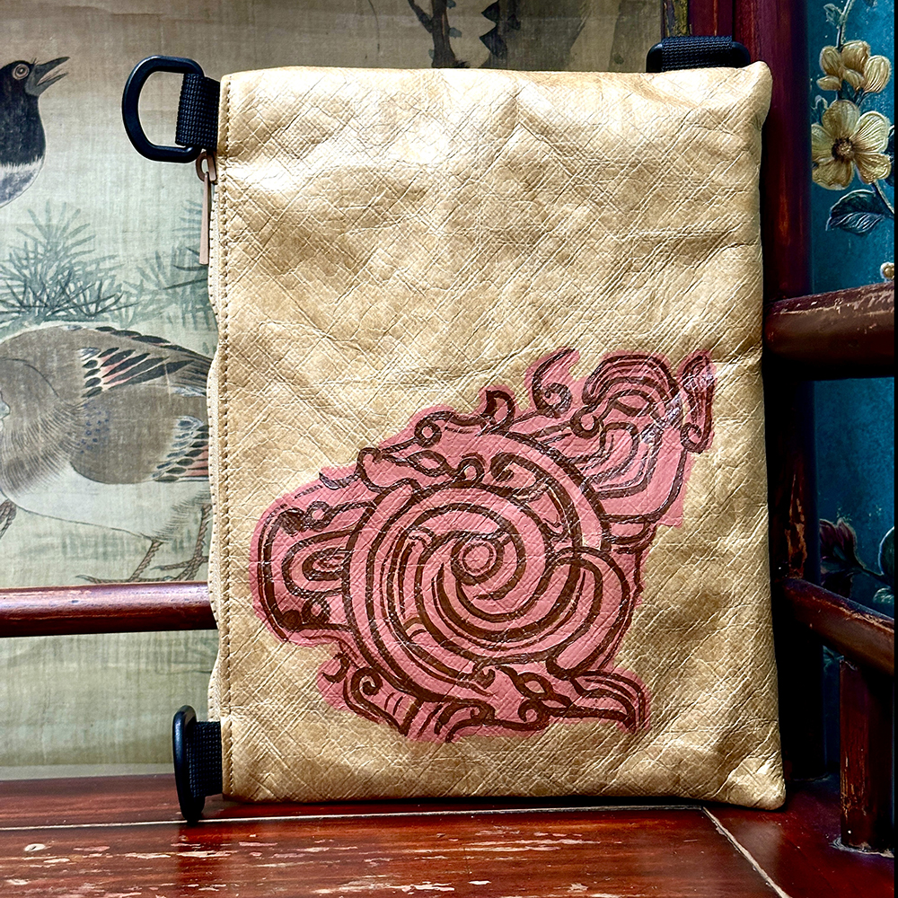 玉宴定制“艳玉”时尚休闲包｜西周人龙玉佩