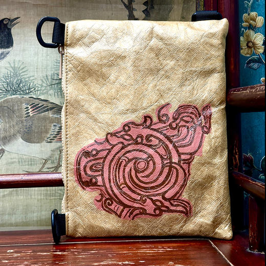 玉宴定制“艳玉”时尚休闲包｜西周人龙玉佩 商品图0