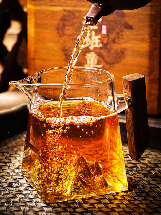 鼎级奢品【二十年陈老班章】2003年春茶市面罕见年份班章茶；喝了这款老茶再喝其他茶，怎么喝都不对味了。 净含量：150克 锡罐木箱装 商品图3