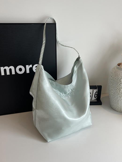 韩国新款丝光双面托特包女2024小众设计单肩包ins休闲通勤水桶包HLY 商品图3