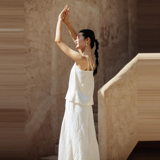 绽放旅行女装510朵【黑白灰系列】桑蚕丝暗提花后背交叉优雅吊带 商品图3