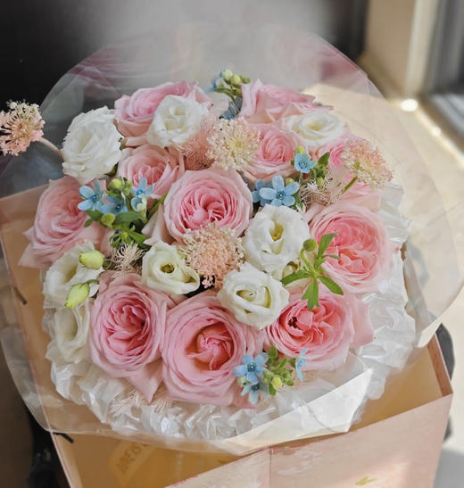 【甜蜜圆舞曲】A款，11朵粉玫瑰➕白色洋桔梗➕蓝星花➕新鲜配花配叶，精美圆形花束 商品图0