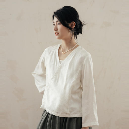 绽放旅行女装499朵【黑白灰系列】新中式斜襟波点提花长袖小衫 商品图1
