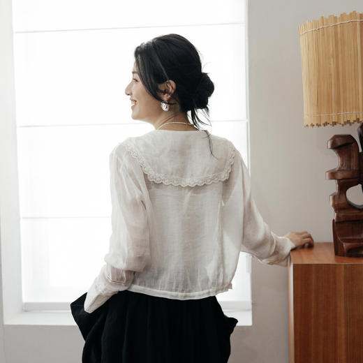 绽放旅行女装502【黑白灰系列】古典法式花边刺绣方领长袖衬衫 商品图3