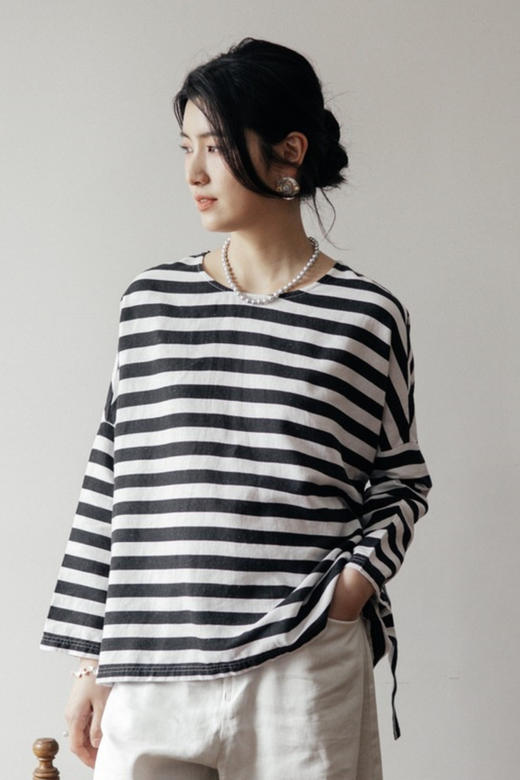 绽放旅行女装488朵【黑白灰系列】黑白条纹宽松落肩九分袖小衫 商品图5