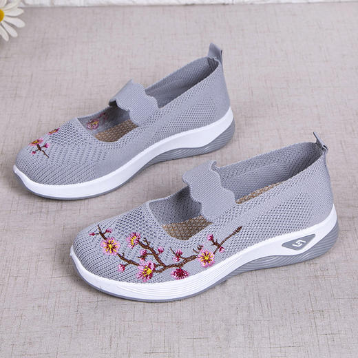 妈妈鞋夏季新款软底轻便中老休闲鞋绣花浅口女式布鞋 商品图3