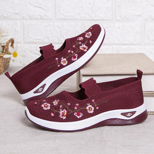 妈妈鞋夏季新款软底轻便中老休闲鞋绣花浅口女式布鞋 商品图2