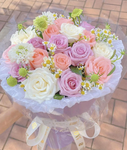 【甜蜜圆舞曲】B款，8朵粉玫瑰➕6朵紫玫瑰➕5朵白玫瑰➕洋甘菊➕新鲜配花配叶，精美圆形花束 商品图0