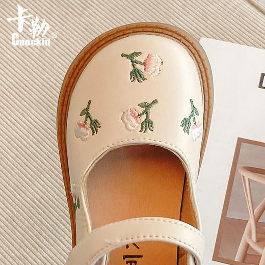 【精致花朵设计，国风舞蹈鞋的造型十分优美】卡勒新款女童公主小皮鞋 2024秋季花朵国风舞蹈鞋 中大童女孩子单鞋-QQ 商品图2