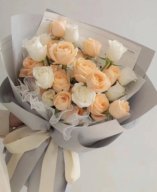 【给你温柔的爱】21朵香槟玫瑰➕12朵白玫瑰，精美时尚花束 商品图0