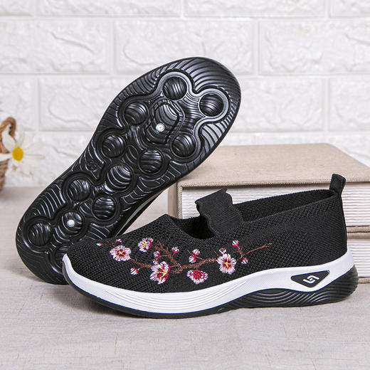 妈妈鞋夏季新款软底轻便中老休闲鞋绣花浅口女式布鞋 商品图1