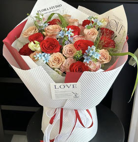 【深情时刻】11朵卡布奇诺复古玫瑰➕10朵红玫瑰➕5支蓝星花➕3支喷泉草➕绿灵草，时尚精美花束