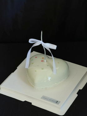 宝石纯白爱心慕斯