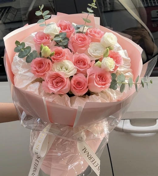 【温馨小时光】11朵黛安娜粉玫瑰➕白色洋桔梗，精美圆形花束 商品图0