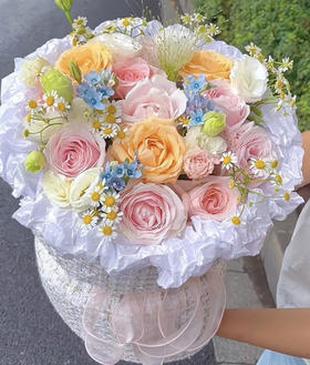 【缤纷圆舞曲】8朵粉玫瑰➕3朵香槟玫瑰➕白色洋桔梗➕洋甘菊➕蓝星花，精品圆形花束