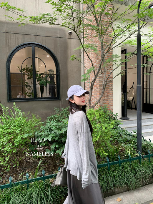 Read Nameless /灰色天丝羊毛超薄开衫+白色斜开衩吊带+灰色缎面松紧腰伞裙 商品图4