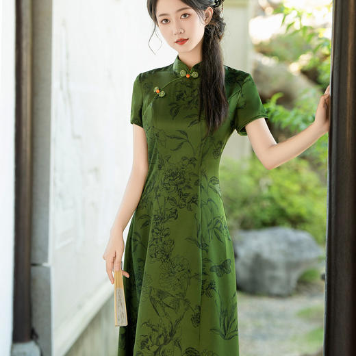 TQX10949 2024长款旗袍绿色妈妈夏装国风连衣裙贵夫人改良大码修身年轻女装 商品图3