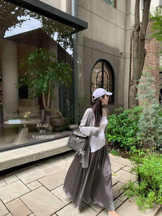 Read Nameless /灰色天丝羊毛超薄开衫+白色斜开衩吊带+灰色缎面松紧腰伞裙 商品图1