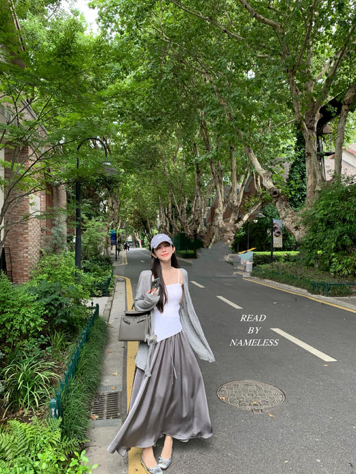 Read Nameless /灰色天丝羊毛超薄开衫+白色斜开衩吊带+灰色缎面松紧腰伞裙 商品图5
