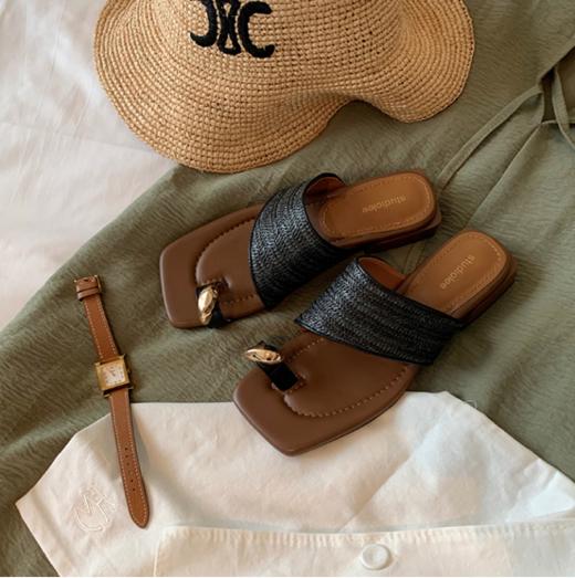 🔹【ROAADN度假风金属夹趾草编真皮凉拖399-1】✅踩上这双草编拖，感觉已经在曼谷度假了~🎊 商品图1