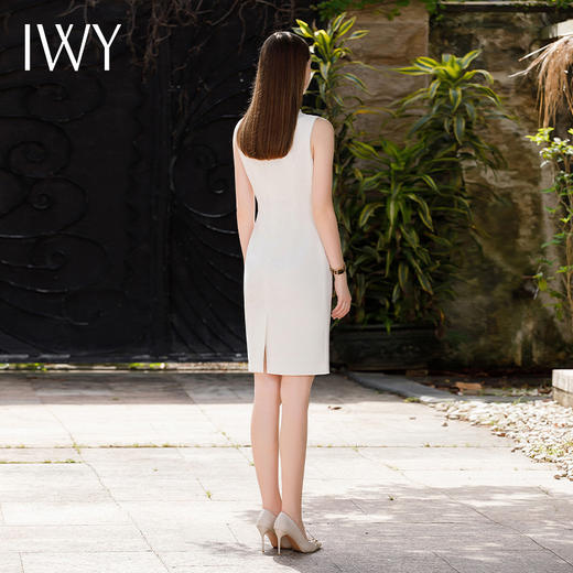IWY/米白色修身收腰显瘦连衣裙女秋装干练百搭无袖背心职业西服裙Q620 商品图4