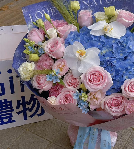 【蜜糖】PinkBlue多巴胺主题花束，蓝色绣球➕15支粉玫瑰➕波浪边香槟桔梗➕3支蓝星花➕3支喷泉草 商品图1