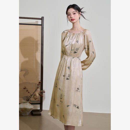 复古温柔圆领光泽感印花长袖连衣裙女早春碎褶收腰连衣裙V3142267 商品图4