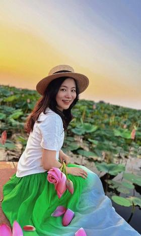 画中人的感觉，裙子跟景融为一体，太和谐太美啦