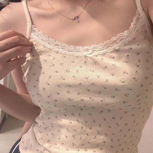【碎花上衣，甜美之选】甜美欲滴，内搭夏季必备！纯欲甜妹，轻盈背心，美得令人心动。花边吊带配上胸垫，修身显瘦。薄款碎花上衣，为你轻松增添魅力！ 商品图3