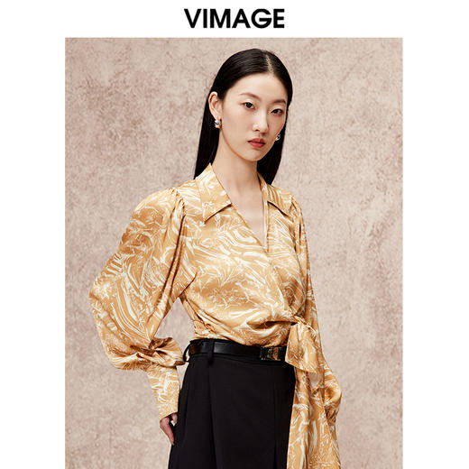 VIMAGE纬漫纪秋季新款气质V领高级感印花显瘦舒适上衣V2213811 商品图3
