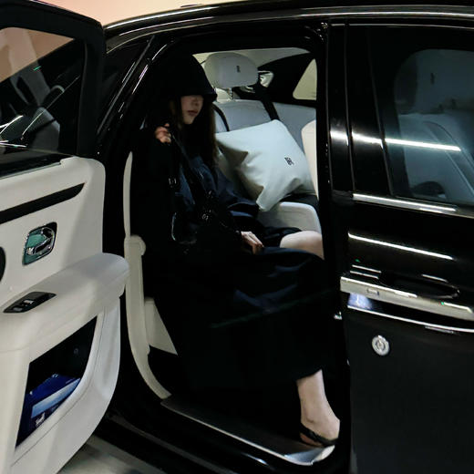 ROMI STUDIO “自我形态” 轻量化记忆丝灯笼袖宽松长风衣 431W1054 商品图1