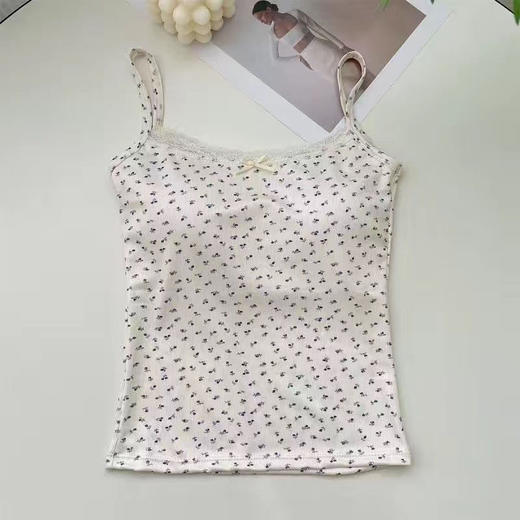 【碎花上衣，甜美之选】甜美欲滴，内搭夏季必备！纯欲甜妹，轻盈背心，美得令人心动。花边吊带配上胸垫，修身显瘦。薄款碎花上衣，为你轻松增添魅力！ 商品图6