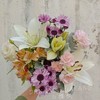 【暮色时光】双头眼线百合2枝＋大红帽小雏菊2枝＋银叶菊1枝＋橙色水仙百合1枝＋粉色洋桔梗2小枝＋太子妃多头康1支（花艺师白樱枫设计） 商品缩略图4