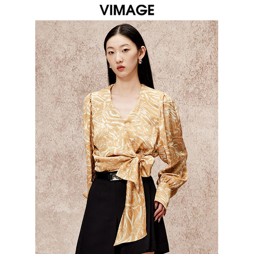 VIMAGE纬漫纪秋季新款气质V领高级感印花显瘦舒适上衣V2213811 商品图2