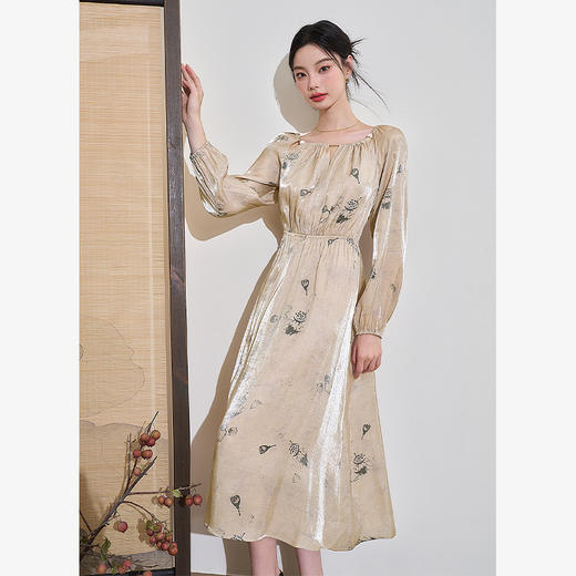 复古温柔圆领光泽感印花长袖连衣裙女早春碎褶收腰连衣裙V3142267 商品图3