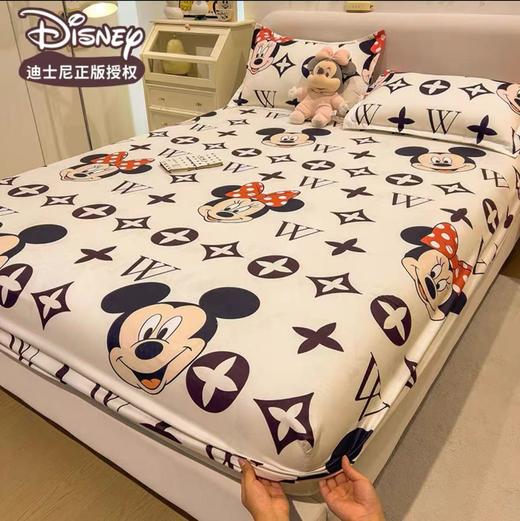 【平整服帖 迪士尼印花床笠】草莓熊床笠 单件床罩 卡通席梦思保护套 棕垫床垫全包围罩子 360度全方位包裹 保护床垫-QQ 商品图1