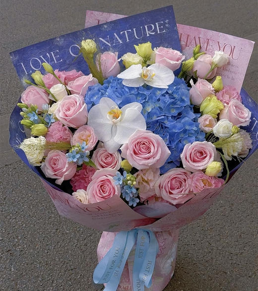 【蜜糖】PinkBlue多巴胺主题花束，蓝色绣球➕15支粉玫瑰➕波浪边香槟桔梗➕3支蓝星花➕3支喷泉草 商品图0