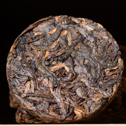 牛货来袭2004年原料【易武原野香】国有林深山高杆古树！勐腊县易武乡公章小玉饼！纯正干仓！耐泡度极高！后段甜度沁人！ 商品图2