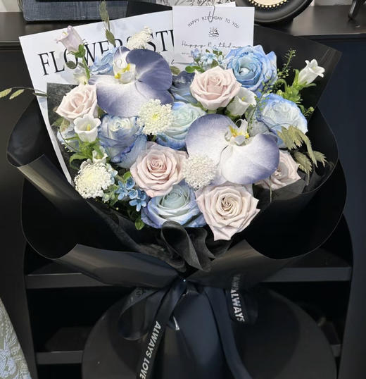 【暮色月光】温柔冷色系花束，5朵曼塔玫瑰➕6朵马其他蓝玫瑰➕2朵蝴蝶兰➕新鲜配花配叶，时尚大气花束 商品图0
