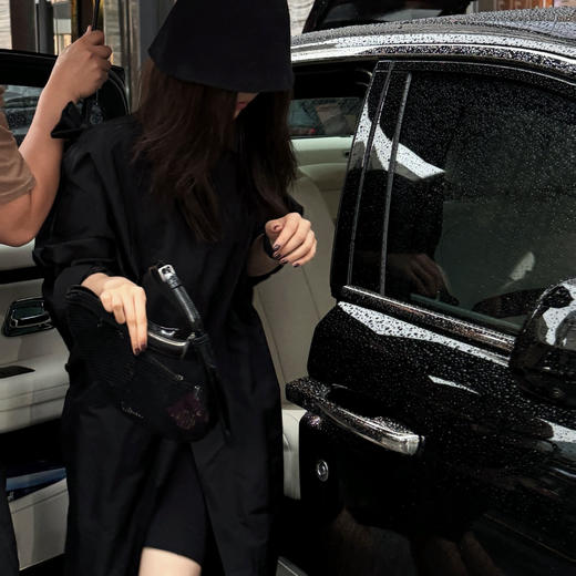 ROMI STUDIO “自我形态” 轻量化记忆丝灯笼袖宽松长风衣 431W1054 商品图0