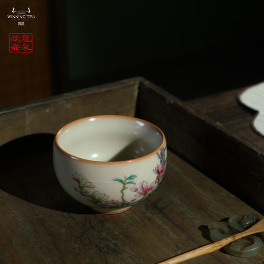 龙泉问鼎彩绘哥窑浮白杯（舞悦花间）（缺货） 商品图0