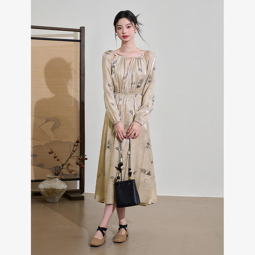 复古温柔圆领光泽感印花长袖连衣裙女早春碎褶收腰连衣裙V3142267 商品图1